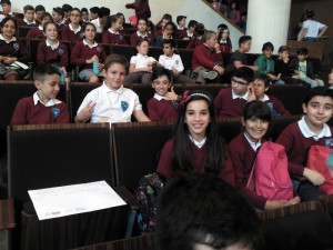 Alumnos de 5º sentados antes del concierto en el Auditorio Manuel de Falla